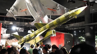 Khoảng 10.000 người tham quan sáng 10/11, Bảo tàng Lịch sử quân sự khuyến cáo tránh quá tải