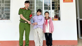 Nhặt được của rơi, 2 học sinh trả lại người đánh mất