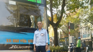 Lái xe, phụ xe buýt nhanh trí chặn kẻ móc túi, lấy lại tài sản cho hành khách