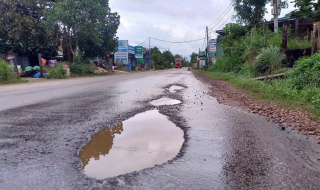 Chi chít “ổ gà”, “ổ voi” trên tuyến quốc lộ lên Cửa khẩu quốc tế Nam Giang