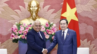 Top legislator praises ambassador’s dedication to Vietnam - Cuba ties