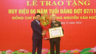 Thượng tướng Nguyễn Văn Hưởng đón nhận Huy hiệu 60 năm tuổi Đảng