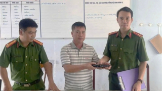 Nhặt được khẩu súng ngắn, người đàn ông đem giao nộp Công an