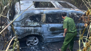 Phát hiện xe ôtô con cháy rụi dưới chân đèo Con Ó