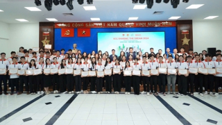 Nhiều sinh viên nhận được học bổng với mức 15 triệu đồng/suất