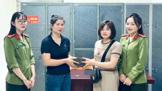 Tự nhiên nhận gần nửa tỷ đồng, người phụ nữ trình báo Công an tìm người chuyển nhầm