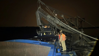 Bắt 2 tàu khai thác cát trái phép trên sông Hồng lúc rạng sáng