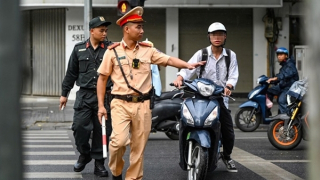 Bố mẹ lơ là khi giao xe máy, tự đặt “nguy hiểm” vào tay con