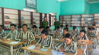 Những người thầy mang sắc phục trong môi trường đặc biệt