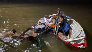 Công an cứu 3 người bị rơi xuống khu vực đường nội đồng trong đêm tối