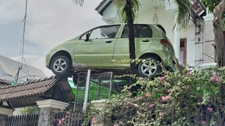 Chủ nhà cam kết hạ ô tô cũ treo trước cổng xuống đất trong ngày