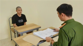 Kẹp 3 không đội mũ bảo hiểm, tông CSGT rồi bỏ chạy