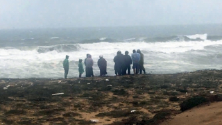 Sóng đánh chìm tàu cá ở Quảng Ngãi, 1 người chết, 1 người mất tích