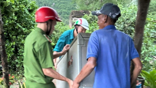 Công an thị xã Đông Hòa giúp dân khắc phục hậu quả lốc xoáy