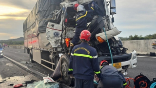 Cảnh sát dùng thiết bị chuyên dụng cứu tài xế mắc kẹt trên cao tốc Phan Thiết - Dầu Giây