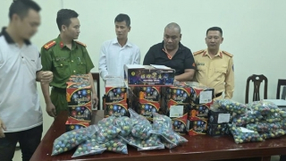 Nhộn nhịp buôn bán, chế pháo nổ dịp cuối năm