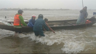 Kịp thời cứu người đàn ông bị nước lũ cuốn trôi