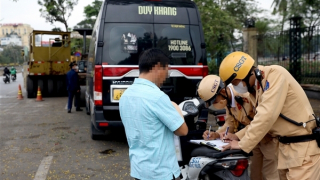 CSGT "bắt tại trận" nhiều xe limousine dừng đỗ sai quy định ở Hà Nội