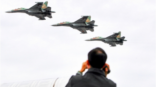 Người dân ngắm Su-30MK2, trực thăng Mi luyện tập trên bầu trời Thủ đô