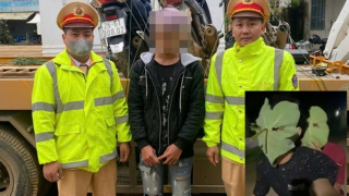 Hai trai bản bỏ mũ bảo hiểm, lấy lá che mặt rồi phi xe như bay để quay clip