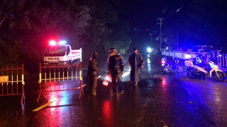 Núi “đè” đường, Công an Quảng Nam xuyên đêm cắm chốt phân luồng, hỗ trợ di dân