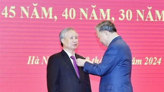 Tổng Bí thư Tô Lâm trao Huy hiệu 45 năm tuổi đảng tặng đồng chí Trần Quốc Vượng
