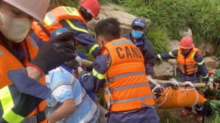 Cảnh sát vượt núi, tiếp cận bờ biển tìm kiếm thi thể nạn nhân bị rơi xuống vực