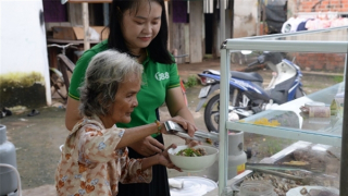 “Ước mơ xanh” và quán hủ tíu ven đường của người phụ nữ nặng 27kg