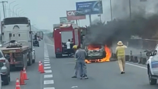 Bung cửa thoát khỏi xe 7 chỗ bốc cháy trên cao tốc