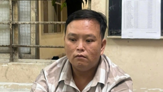 Vờ giúp đẩy xe đi đổ xăng để cướp giật điện thoại