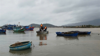 Chèo thuyền đánh cá trên sông, hai vợ chồng mất tích