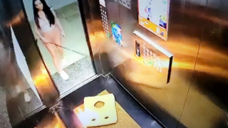 Xác minh vụ người phụ nữ đốt lửa trong thang máy chung cư