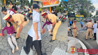 CSGT giúp người bị ngã bất tỉnh trên đường vào viện cấp cứu kịp thời