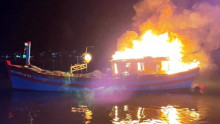 Tàu cá đang neo đậu tại cảng bỗng bốc cháy trong đêm