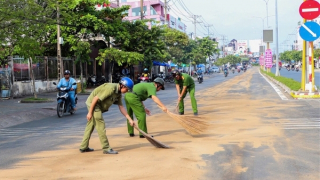 Công an Vĩnh Long nhanh chóng xử lý vết dầu nhớt đổ loang trên phố