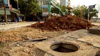 Dân khốn khổ vì đào xới vỉa hè gần 3 tháng không xong