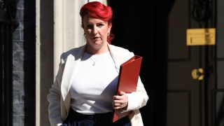 Vì sao Bộ trưởng Giao thông Anh từ chức?