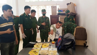 Thu giữ khẩu súng rulo trong vụ nhập cảnh cùng 10kg ma túy