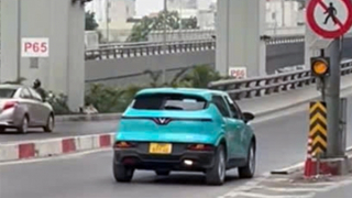 Hà Nội: Tài xế taxi đi lùi tại Vành đai 2 trên cao biện minh do nhầm đường