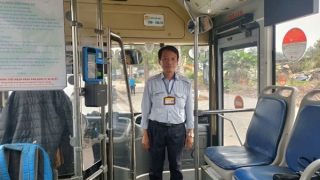 Nhân viên xe buýt trả lại 21 triệu đồng của khách để quên
