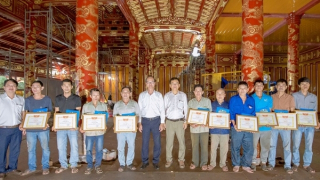 Khen thưởng các nghệ nhân có nhiều đóng góp trong trùng tu điện Thái Hòa