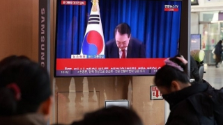 Tổng thống Hàn Quốc cúi đầu xin lỗi, giải thích lí do ban bố thiết quân luật