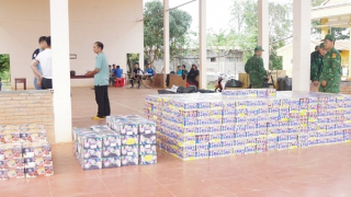 Bắt giữ gần 1,8 tấn pháo hoa và gần 8.000 gói thuốc lá lậu