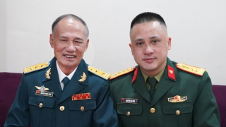 Cha - con "chung câu quân hành"…