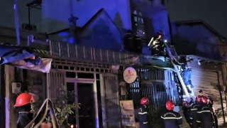 Cháy lan từ tiệm spa, 2 căn nhà bị thiêu rụi