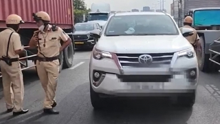 Truy đuổi hơn 7km bắt xe người nước ngoài vận chuyển thuốc lá lậu