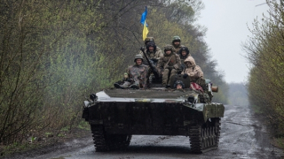 Mỹ cắt viện trợ, Ukraine sẽ trụ được bao lâu?