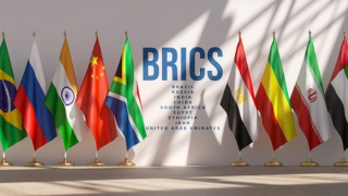 BRICS trước lời đe dọa "vũ khí hóa đồng USD" từ ông Donald Trump: Lưỡng bại câu thương