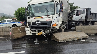 Nhân viên sửa đường trên QL 1A bị xe tải tông tử vong