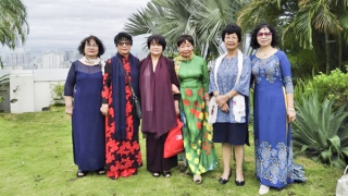 Những người gánh sông trăng